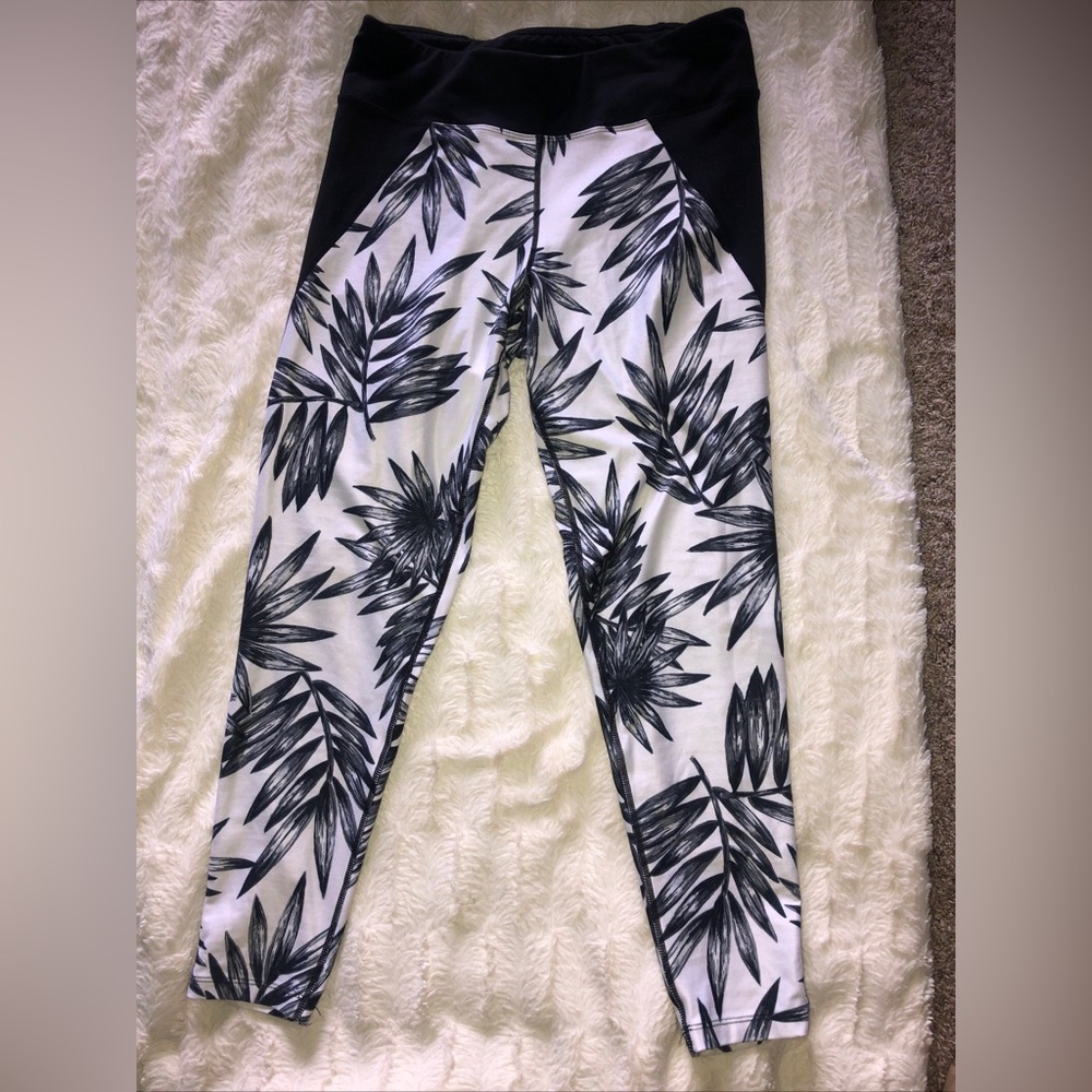 Betsy Johnson performance Leggings.  White with pretty black palm print sz- L